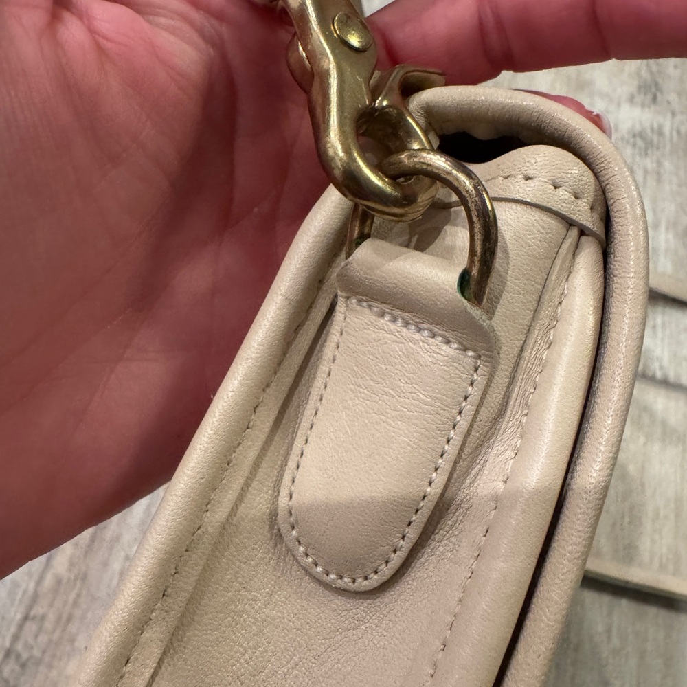 Elegant Coach Cream Shoulder Bag - Picture 3 of 14